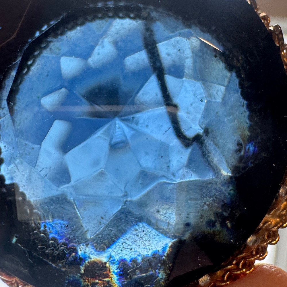 Vintage Deep Blue Faceted Glass Brooch Gold Tone Mesh Frame Pin Womens Accessory